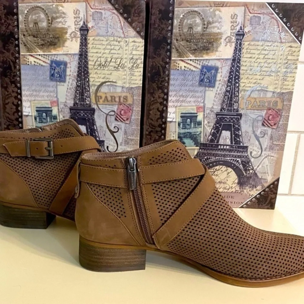 Vince Camuto Casha Perforated Ankle Booties. NIB NWT From Macys SZ 7.5 FIRM